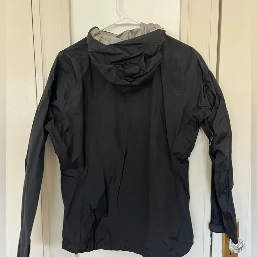 Women’s Patagonia rain jacket - Picture 3 of 3